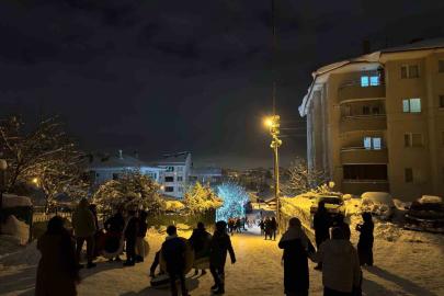 Bolu’da çocuklar gece saatlerinde karın keyfini çıkardı