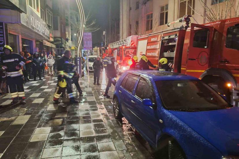 Bolu’da gece saatlerinde korkutan yangın: 2 kişi dumandan etkilendi