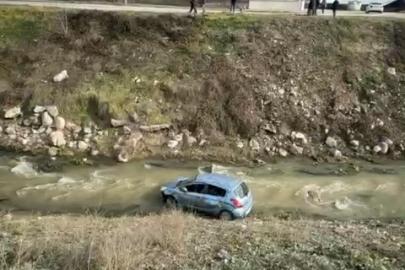 Bolu’da kontrolden çıkan otomobil, dereye uçtu: 3 yaralı