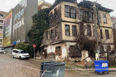 Bolu’da metruk bina çöktü: Bir otomobil hasar aldı