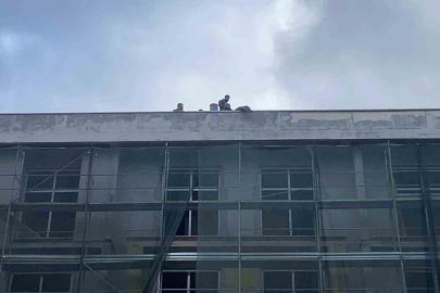Bolu’da okul inşaatında işçiler parasını alamayınca çatıya çıktı