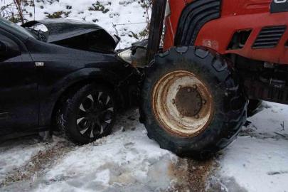 Bolu’da traktör ile otomobil kafa kafaya çarpıştı: 1 yaralı