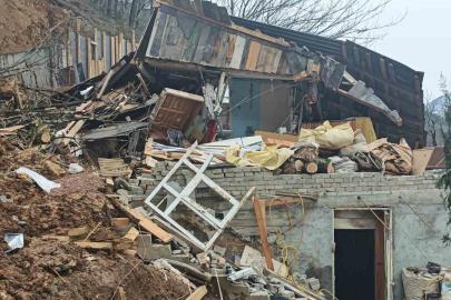 Borçka’da kar sonrası toprak kayması yaşandı