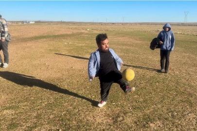 Boyu kısa ama yeteneği büyük: Mesafe tanımadan futbol topuyla her hedefi tutturuyor