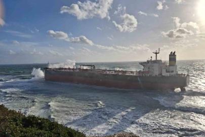 Bozcaada açıklarında boş ham petrol tankeri karaya oturdu