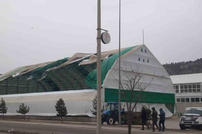 Bozkır’da fırtına çatıları uçurdu, ağaçları devirdi