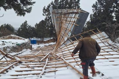 Bozkır’da şiddetli fırtına ahırın çatısını uçurdu
