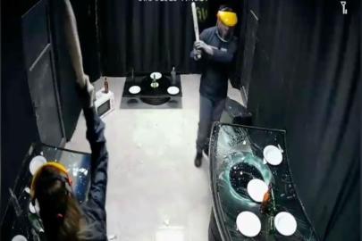 Bu eve gelen her şeyi kırıp döküyor