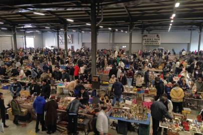 Bu pazarda tezgahtakiler geçmişe götürüyor