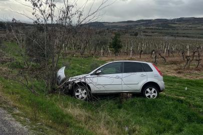 Buldan’da aynı yolda ikinci kaza, otomobil üzüm bağına uçtu