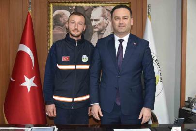Bulduğu altın bilekliği polise teslim eden temizlik görevlisine belediye başkanından ödül