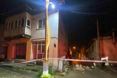 Burdur’da kerpiç evin duvarı çöktü