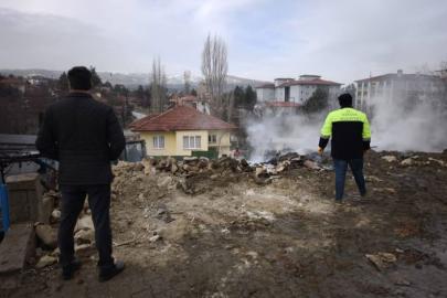 Burdur’da yangında evde mahsur kalan vatandaşı itfaiye erleri kurtardı