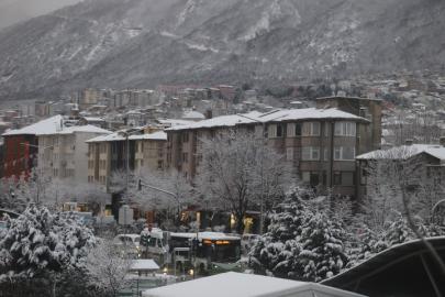 Bursa sabaha beyaz örtüyle uyandı..Ulaşımda aksamalar yaşandı