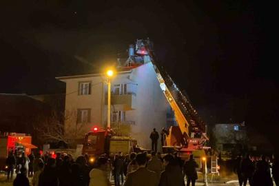 Bursa’da 3 katlı binanın çatısında yangın