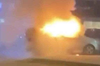 Bursa’da araç alev aldı, esnaf yangın tüpleriyle koştu