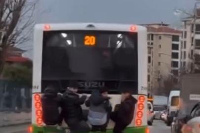 Bursa’da belediye otobüsünde tehlikeli yolculuk