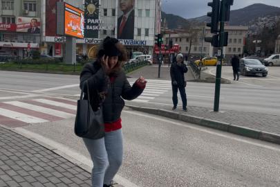 Bursa’da fırtına uçurdu...Yolda yürümekte güçlük çektiler