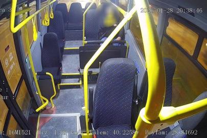 Bursa’da halk otobüsünde zamanla yarış...Kalp krizi geçiren yolcu için acile kırdı