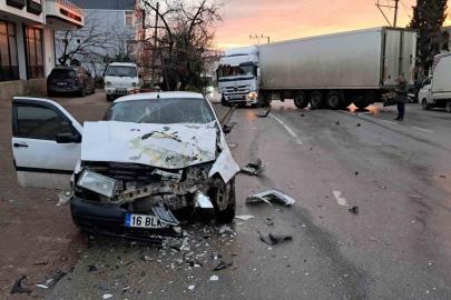 Bursa’da karşı şeride geçen tır, otomobille kafa kafaya çarpıştı