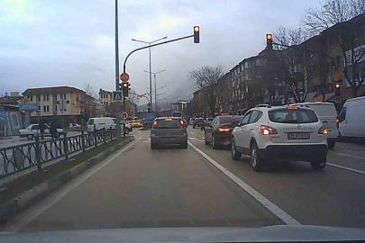 Bursa’da kırmızı ışık ihlali kaza getiriyordu...Yayanın canını hiçe saydı