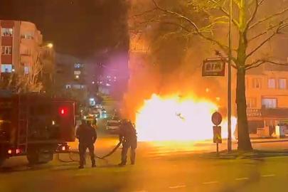 Bursa’da Mihraplı Parkı yanında park halindeki otomobilde yangın çıktı