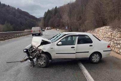 Bursa’da otomobil bariyerlere çarptı: 3 yaralı
