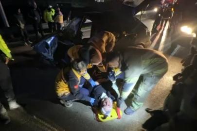 Bursa’da sabah saatlerinde korkunç kaza: Bariyerlere çarpan araçta 2 kişi ağır yaralandı