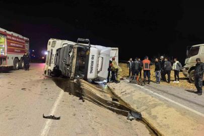 Bursa’da talaş yüklü tır devrildi: Araçta sıkışan genç sürücü hayatını kaybetti