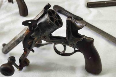 Bursa’da tarihi eser operasyonu: Çok sayıda silah ve obje ele geçirildi