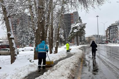 Büyükşehir’den kaldırımlarda yaya güvenliği için çalışma