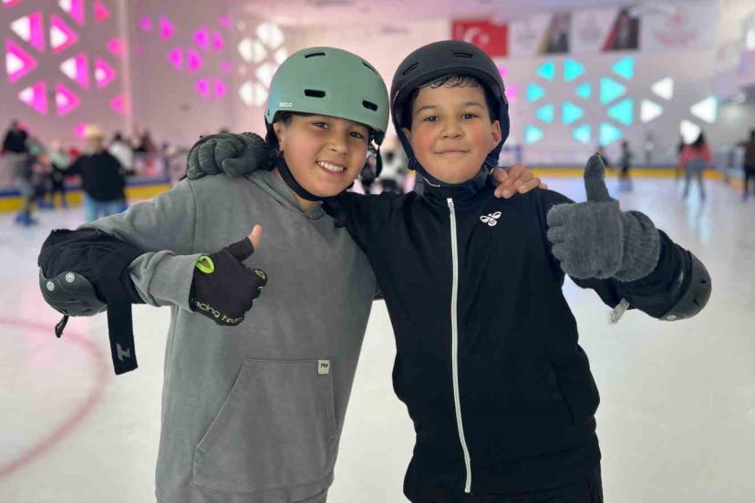 Buz pateni pisti yarıyıl tatilinde çocukların uğrak noktası oldu