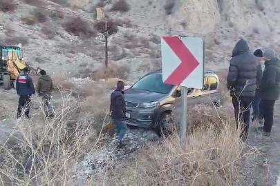 Buzlanan yolda kayan otomobil araziye uçtu
