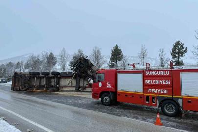 Buzlanan yolda kayan tır devrildi: 1 yaralı