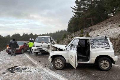 Buzlanma nedeniyle arazi aracıyla kamyonet çarpıştı: 2 yaralı