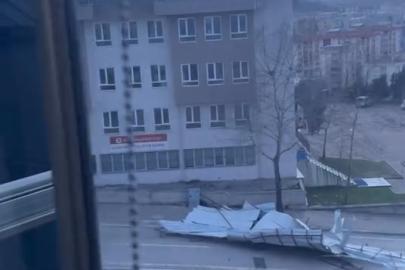 Cami’nin çatısı uçtu, yol kapandı