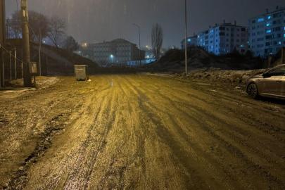 Çamur içinde olan yol temizlenip onarım bekliyor