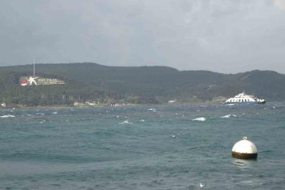 Çanakkale Boğazı lodos fırtınası nedeniyle transit gemi geçişlerine kapatıldı