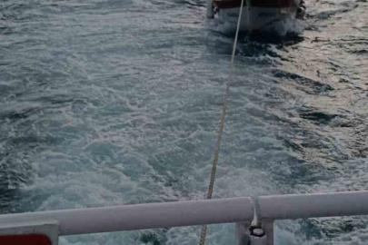 Çanakkale Boğazı’nda makine arızası yaparak sürüklenen tekne kurtarıldı