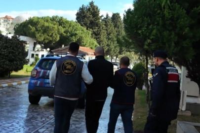 Çanakkale’de 15 yıl hapis cezası ile aranan şahıs saklandığı evde yakalandı