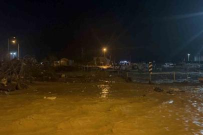 Çanakkale’de sağanak yağış nedeniyle Kepez Çayı taştı, sahil yolu trafiğe kapatıldı