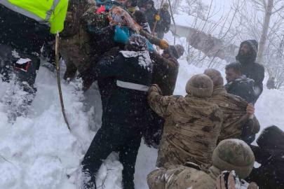 Çatak’ta çığın altında kalan kadın yaşamını yitirdi