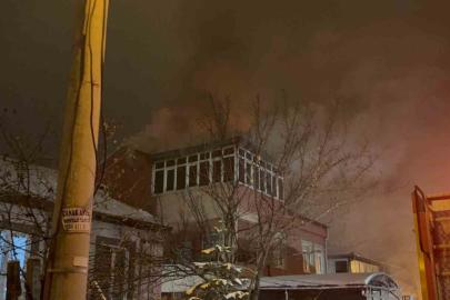 Çatıda çıkan yangın 2 saatte söndürüldü
