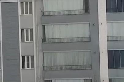 Çatıdaki karı temizlerken hayatını hiçe saydı