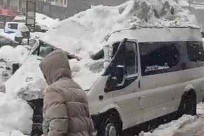Çatıdan düşen kar kütlesi aracı kullanılmaz hale getirdi