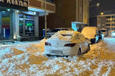 Çatıdan düşen kar kütlesi park halindeki otomobile zarar verdi