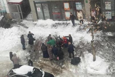 Çatıdan düşen kar kütlesinin altında kalan kadın hayatını kaybetti