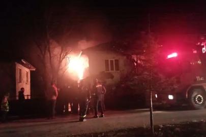 Çatıdan yükselen alevler hızla yayılarak iki katlı evi küle çevirdi