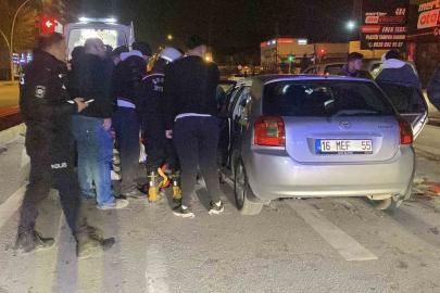 Çekici ile çarpışan otomobil hurdaya döndü: Ekipler yaralı sürücü için zamanla yarıştı