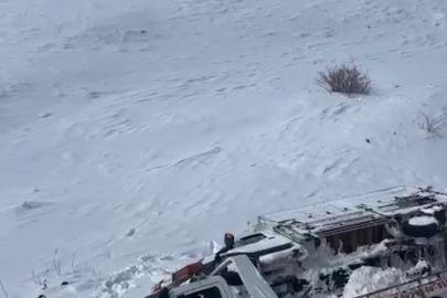 Çekici taşıdığı araç ile şarampole devrildi